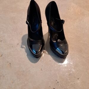 Women's high heels with silver toe caps Black size 9.5 like new